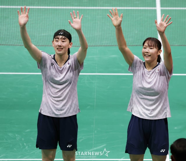 女子ダブルスのペク·ハナ、イ·ソヒが29日、日本一宮市立体育館で開かれた2026愛知·名古屋アジア大会バドミントン女子ダブルス決勝戦で、中国タンニング、リュ·ソンス組を2-1で下して金メダルを獲得した後、歓呼している。 2026.09.29.女子ダブルスのペク·ハナ、イ·ソヒが29日、日本一宮市立体育館で開かれた2026愛知·名古屋アジア大会バドミントン女子ダブルス決勝戦で、中国タンニング、リュ·ソンス組を2-1で下して金メダルを獲得した後、歓呼している。 2026.09.29./写真=カン·ヨンジョ cameratalks@