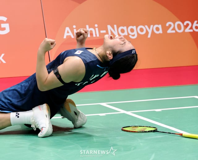안세영이가 29 일 일본 이치노미야 시립체육관에서 열린 2026 아이치·나고야 아시안게임 배드민턴 여자단식 결승전에서 일본 야마구치 아카네를 2-0으로 셧아웃시키고 금메달을 차지했다. 환호하는 관중들에게 더 크게 소리치라며 제스처를 취하는 안세영. 금메달리스트 안세영의 여유가 느껴진다. 2026.09.29. /사진=강영조 cameratalks@