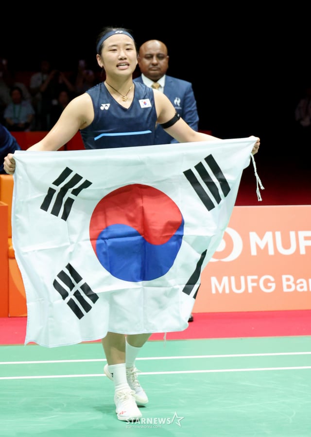 안세영이가 29 일 일본 이치노미야 시립체육관에서 열린 2026 아이치·나고야 아시안게임 배드민턴 여자단식 결승전에서 일본 야마구치 아카네를 2-0으로 셧아웃시키고 금메달을 차지했다. 환호하는 관중들에게 더 크게 소리치라며 제스처를 취하는 안세영. 금메달리스트 안세영의 여유가 느껴진다. 2026.09.29. /사진=강영조 cameratalks@