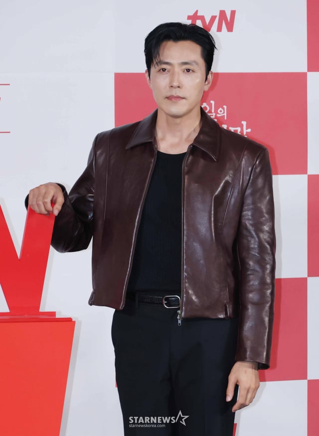 俳優のイ·ムセンが29日午後、ソウルCGV龍山アイパークモールで行われたtvNドラマ「100日の嘘」製作発表会に参加しポーズを取っている。 密偵になった京城最高のスリと朝鮮総督府のエリート通訳官が敵の心臓部で向き合って繰り広げられる100日間の諜報ロマンス「100日の嘘」は来月10日に初めて放送される。 /2026.09.28 /写真=イ·ドンフン photoguy@