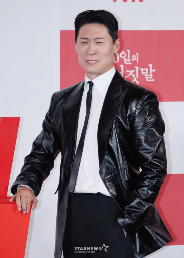 俳優のチン·ソンギュが29日午後、ソウルCGV龍山アイパークモールで行われたtvNドラマ「100日の嘘」製作発表会に参加しポーズを取っている。 密偵になった京城最高のスリと朝鮮総督府のエリート通訳官が敵の心臓部で向き合って繰り広げられる100日間の諜報ロマンス「100日の嘘」は来月10日に初めて放送される。 /2026.09.28 /写真=イ·ドンフン photoguy@