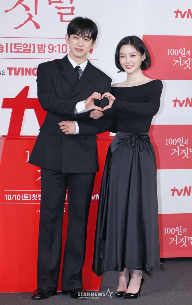 俳優パク·ジニョン、キム·ユジョンが29日午後、ソウルCGV龍山アイパークモールで行われたtvNドラマ「100日の嘘」製作発表会に参加しポーズを取っている。 密偵になった京城最高のスリと朝鮮総督府のエリート通訳官が敵の心臓部で向き合って繰り広げられる100日間の諜報ロマンス「100日の嘘」は来月10日に初めて放送される。 /2026.09.28 /写真=イ·ドンフン photoguy@