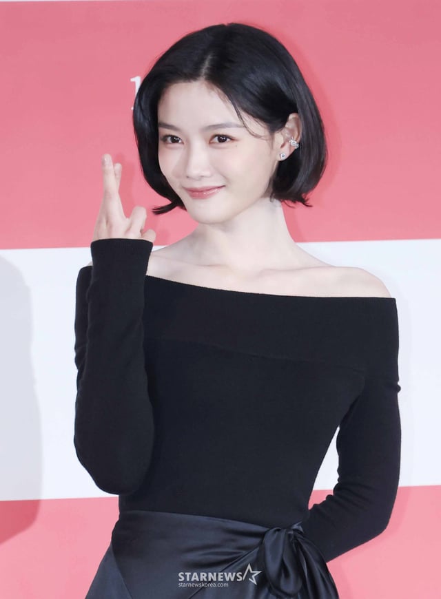배우 김유정이 29일 오후 서울 CGV용산아이파크몰에서 진행된 tvN 드라마 '100일의 거짓말' 제작발표회에 참석해 포즈를 취하고 있다.  밀정이 된 경성 최고의 소매치기와 조선총독부의 엘리트 통역관이 적의 심장부에서 마주하며 벌어지는 100일간의 첩보 로맨스 '100일의 거짓말'은 내달 10일 첫 방송된다. /2026.09.28 /사진=이동훈 photoguy@