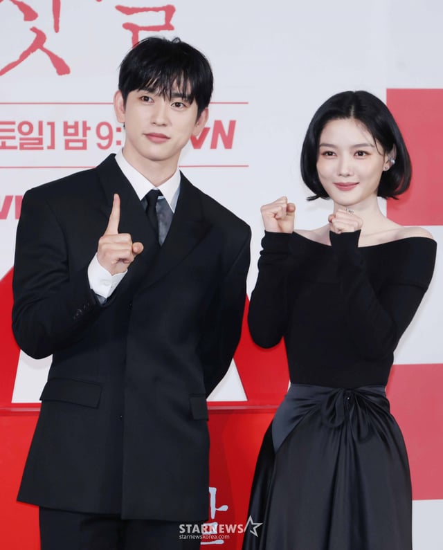 배우 박진영, 김유정이 29일 오후 서울 CGV용산아이파크몰에서 진행된 tvN 드라마 '100일의 거짓말' 제작발표회에 참석해 포즈를 취하고 있다. 밀정이 된 경성 최고의 소매치기와 조선총독부의 엘리트 통역관이 적의 심장부에서 마주하며 벌어지는 100일간의 첩보 로맨스 '100일의 거짓말'은 내달 10일 첫 방송된다. /2026.09.28 /사진=이동훈 photoguy@