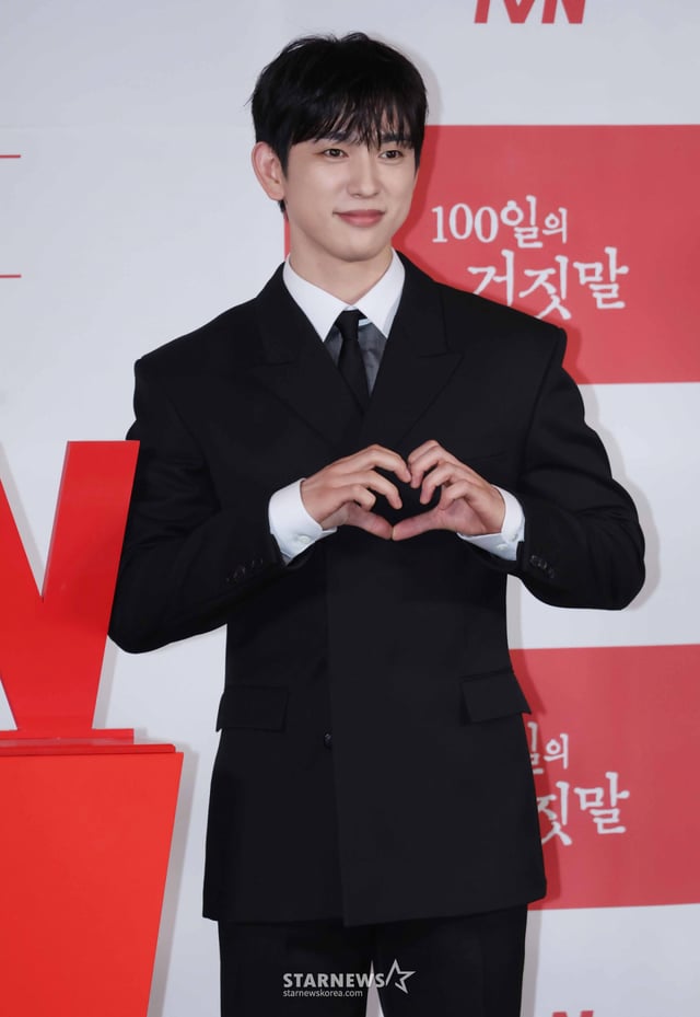 배우 박진영이 29일 오후 서울 CGV용산아이파크몰에서 진행된 tvN 드라마 '100일의 거짓말' 제작발표회에 참석해 포즈를 취하고 있다. 밀정이 된 경성 최고의 소매치기와 조선총독부의 엘리트 통역관이 적의 심장부에서 마주하며 벌어지는 100일간의 첩보 로맨스 '100일의 거짓말'은 내달 10일 첫 방송된다. /2026.09.28 /사진=이동훈 photoguy@