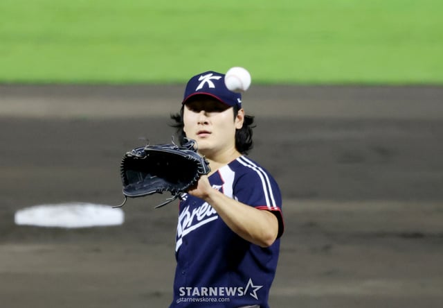 한국 야구 대표팀 곽빈이 지난 27일 일본 아이치현 도요하시 시민구장에서 열린 2026 아이치·나고야 야구 슈퍼라운드 한국과 일본 결승전에 선발 등판해 투구 후 포수에게 공을 넘겨 받고 있다. /사진=강영조 선임기자