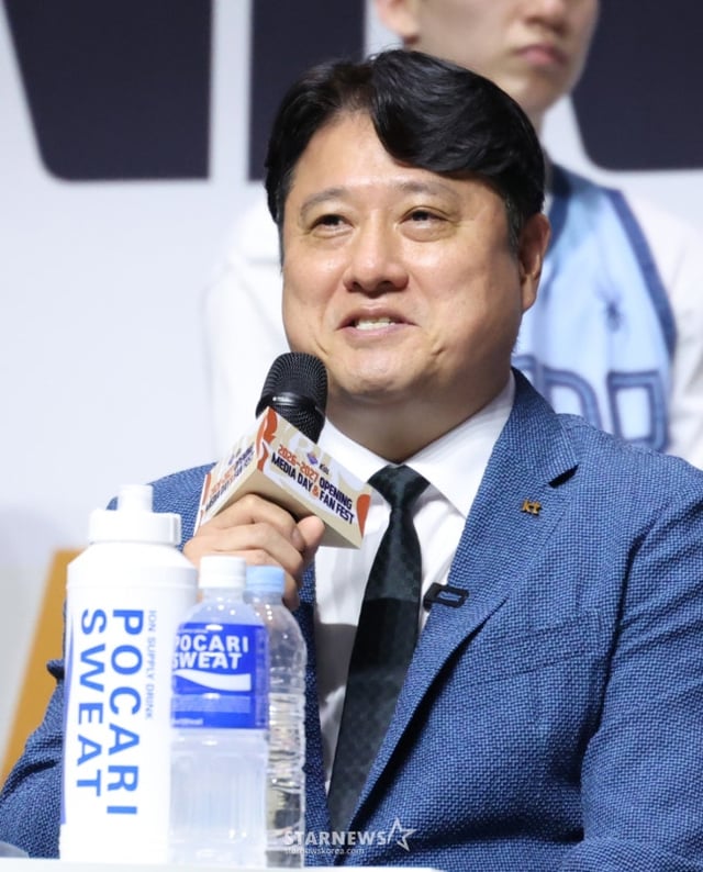 문경은 KT 감독이 29일 프로농구 개막 미디어데이에서 출사표를 밝히고 있다. /사진=김진경 대기자