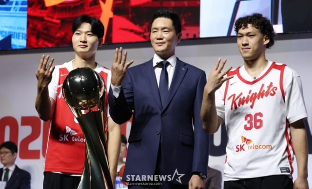 (왼쪽부터) SK 안영준, 전희철 감독, 에디 다니엘. /사진=김진경 대기자