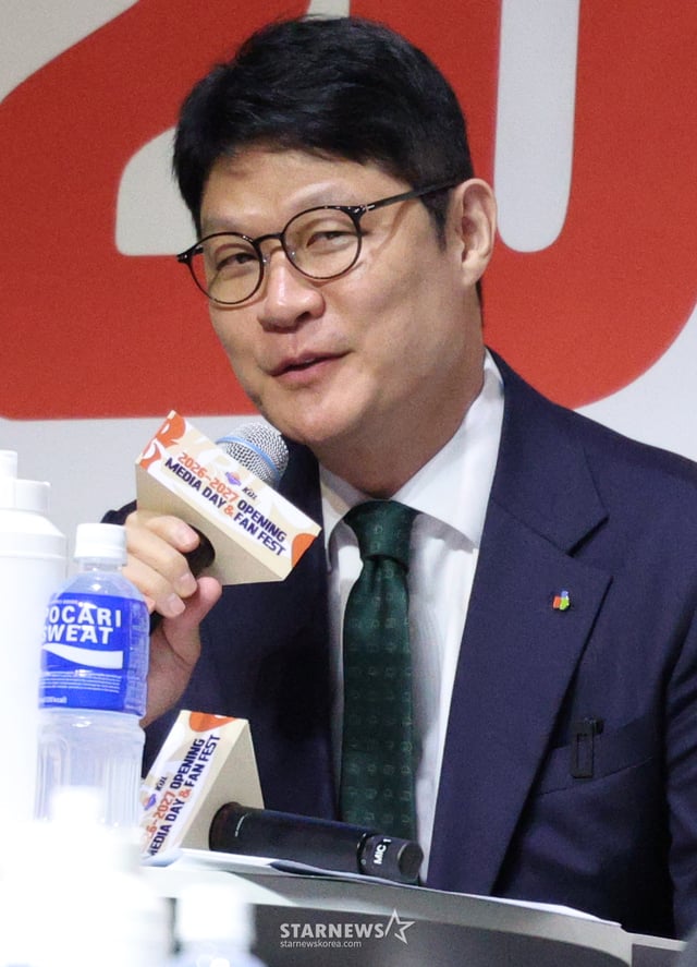 2026-2027 프로농구 개막 미디어데이가 29일 서울 한남동 블루스퀘어 우리WON뱅킹홀에서 열렸다. 원주DB 이규섭 감독이 출사표를 밝히고 있다. /사진=김진경 대기자