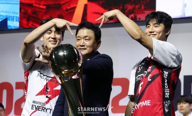 2026-2027 프로농구 개막 미디어데이가 29일 서울 한남동 블루스퀘어 우리WON뱅킹홀에서 열렸다. 안양 정관장 변준형(왼쪽부터), 유도훈 감독, 박지훈이 포토타임을 갖고 있다. /사진=김진경 대기자