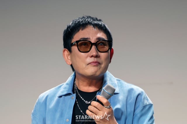 [서울=뉴시스] 조성우 기자 = 가수 이승철이 29일 서울 용산구 현대카드 언더스테이지에서 열린 데뷔 40주년 기념 트리뷰트 듀엣 프로젝트 앨범 선공개 헌정곡 '우리만의 이야기' 음감회에서 발언 도중 눈시울을 붉히고 있다. 2026.09.29. xconfind@newsis.com /사진=조성우