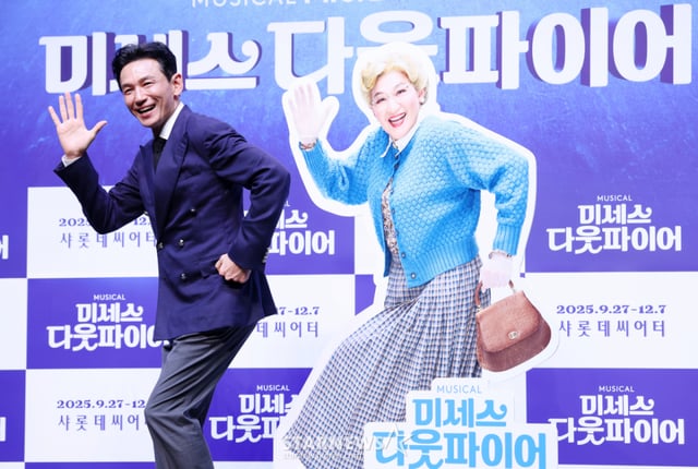 배우 황정민이 지난해 9월 2일 서울 서대문구 이화여자대학교 삼성홀에서 진행된 뮤지컬 '미세스 다웃파이어' 제작발표회에 참석해 포즈를 취하고 있다. /2025.09.02 /사진=김휘선 hwijpg@