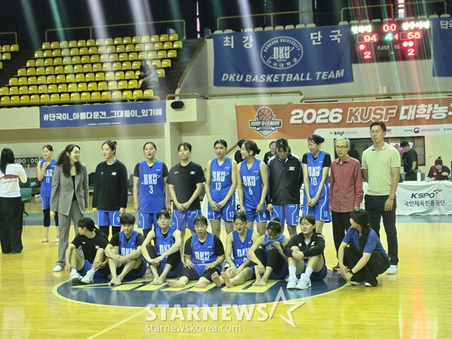 檀国(タングク)大学選手団が勝利記念ショットを撮っている。 /写真=イ·ウォンヒ記者