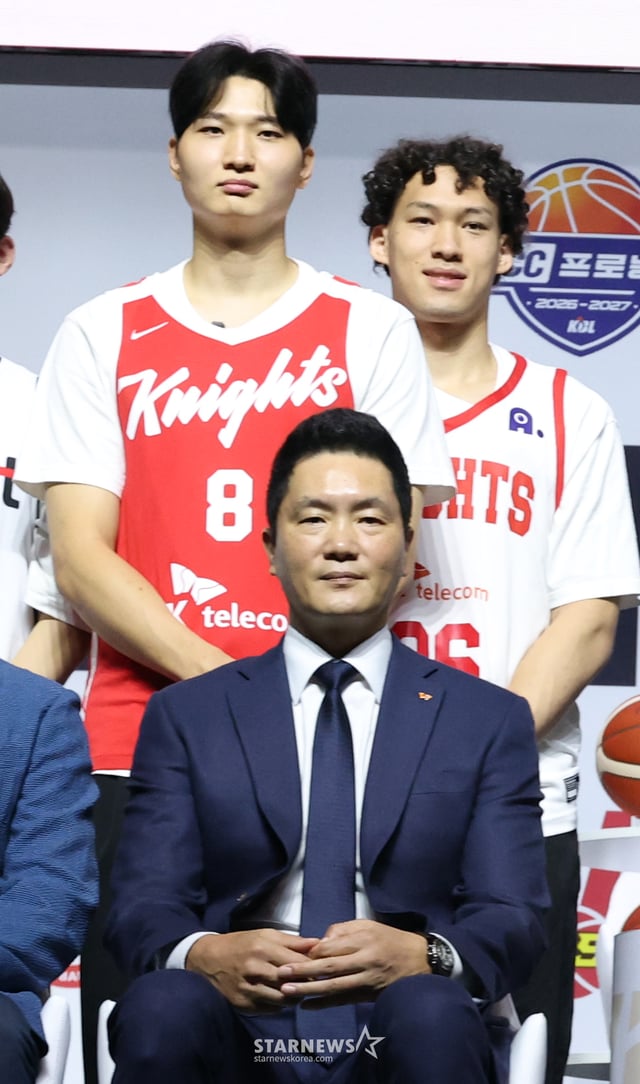 2026-2027 프로농구 개막 미디어데이가 29일 서울 한남동 블루스퀘어 우리WON뱅킹홀에서 열렸다. SK 전희철 감독과 안영준, 에디 다니엘이 포즈를 취하고 있다. /사진=김진경 대기자