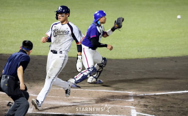야구대표팀 김주원이 21일 아이치현 오카자키 시민구장에서 열리는 2026 아이치·나고야 아시안게임 야구 조별리그 대만전에서 7회말 조형우 외야플라이때 득점하고 있다. /사진=강영조 선임기자