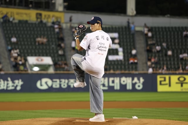 두산 베어스 신인 김지우가 29일 NC 다이노스와 홈경기를 앞두고 시구자로 나서 투구를 하고 있다. /사진=두산 베어스 제공