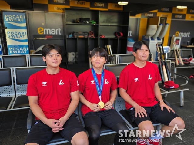 SSG 국대즈 조병현, 정준재, 조형우(왼쪽부터)가 29일 인천 LG전을 앞두고 취재진과 인터뷰를 가졌다. /사진=김동윤 기자