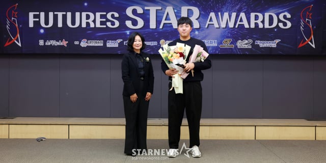 Kim Min-joon (3er año de preparatoria Daegu, SSG), ganador del Gran Premio en la categoría de béisbol, asistió a la ceremonia de los "Premios Futuros Estrella 2025" celebrada el día 24 en el Centro de Prensa del distrito de Jung, Seúl, y posó para una foto conmemorativa con Kim Na-mi, secretaria general de la Asociación Coreana de Deportes, tras recibir su premio. Los "Premios Futuros Estrella 2025" (organizados y dirigidos por StarNews; patrocinados por la Asociación Coreana de Deportes, el Fondo Nacional para el Desarrollo del Deporte, la Asociación Coreana de Béisbol y Softbol, la Asociación Coreana de Baloncesto, la Asociación Coreana de Voleibol, Gold Ball Park, Crocodile Carrier y Korea Sports Leisure Co., Ltd.), que llegan a su cuarta edición este año, es un evento que selecciona al estudiante de preparatoria que tuvo el mejor desempeño durante el año en cada deporte con el fin de contribuir al desarrollo del deporte coreano y la revitalización del deporte amateur, y descubre y premia a estudiantes de preparatoria de años inferiores con potencial destacado para animarlos. /el 24 de 2025 /Foto=reportero Kim Hwi-seon