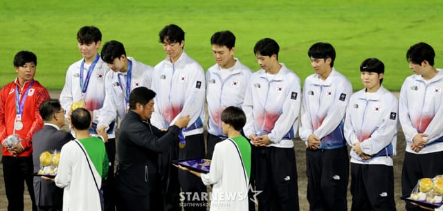 성영탁 김영우 등 대한민국 야구대표팀 선수들이 27일 일본 아이치현 도요하시 시민구장에서 열린 2026 아이치·나고야 야구 슈퍼라운드 한국과 일본 결승전에서 승리하며 금메달을 수상하고 있다. 2026.09.27. /사진=강영조 선임기자