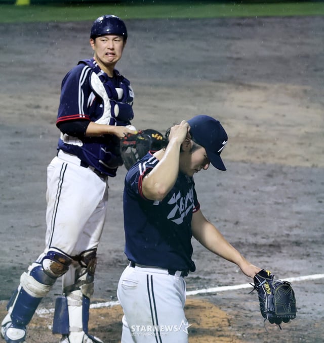 捕手チョ·ヒョンウが27日、愛知県豊橋市民球場で行われた2026愛知·名古屋野球スーパーラウンド韓国と日本決勝戦で、7回裏、日本佐藤の安打の時、2塁走者相沢をホームで得点を許している。 残念がるクァク·ビン。 2026.09.27./写真=カン·ヨンジョ先任記者