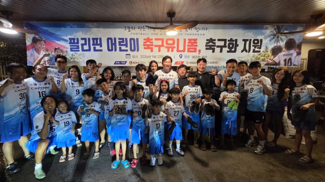 SH스포츠에이전시가 필리핀 현지 기업 캡틴(CAPTAIN)은 지난 24일 필리핀 클락에서 현지 어린이들을 대상으로 축구화 및 유니폼 전달식을 진행했다. /사진=SH스포츠에이전시 제공