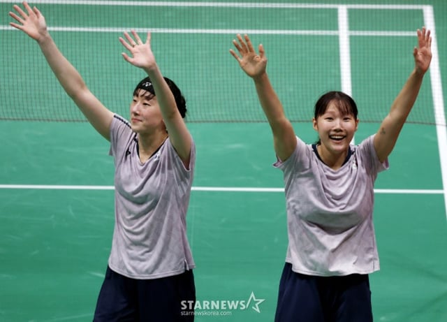 여자복식 백하나 이소희가 29 일 일본 이치노미야 시립체육관에서 열린 2026 아이치·나고야 아시안게임 배드민턴 여자복식 결승전에서 중국 탄닝, 류성수 조를 2-1로 누르고 금메달을 차지한 후 환호하고 있다. /사진=강영조 선임 기자.