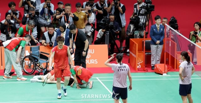 부상당한 중국선수 위로하는 백하나 '중국에 2-1로 승리한 대한민국 백하나와 이소희' /사진=강영조 선임 기자.