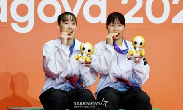 여자복식 백하나 이소희(왼쪽)가 29 일 일본 이치노미야 시립체육관에서 열린 2026 아이치·나고야 아시안게임 배드민턴 여자복식 결승전에서 중국 탄닝, 류성수 조를 2-1로 누르고 금메달을 따냈다. 시상식에 금메달을 목에 건 백하나와 이소희. /사진=강영조 선임 기자.