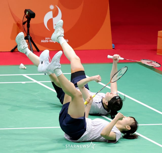 Nữ đôi Baek Ha-na và Lee So-hee đang vui mừng sau khi giành huy chương vàng bằng cách đánh bại cặp đôi Tần Ninh và Lưu Thành Thủy của Trung Quốc 2-1 tại trận chung kết nữ đôi cầu lông Asiad Aichi và Nagoya 2026 diễn ra tại Nhà thi đấu Thành phố Ichinomiya, Nhật Bản vào ngày 29. /Ảnh=phóng viên cao cấp Kang Young-jo