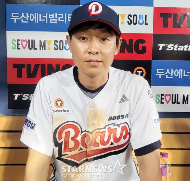 두산 베어스 정수빈이 29일 NC 다이노스전에서 승리를 이끄는 활약을 펼친 뒤 취재진과 인터뷰를 하고 있다. /사진=안호근 기자