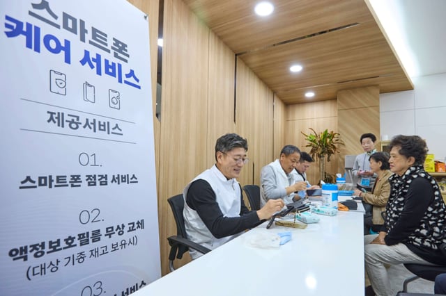 정재헌 SK텔레콤 최고경영자(CEO)가 현장 고객경험(CX) 활동을 진행하는 모습./사진제공=skt