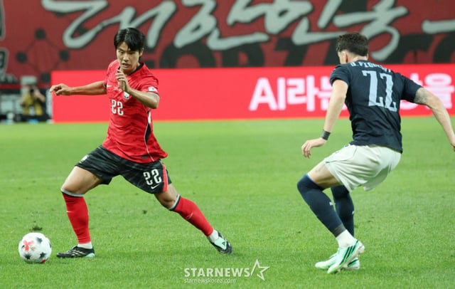 대한민국 축국구가대표팀이 28일 서울월드컵경기장에서 우루과이와 친선경기를 열었다. 설영우가 우루과이 피키레스를 제키고 사이드 돌파를 하고 있다. /사진=김진경 kim.jinkyung@