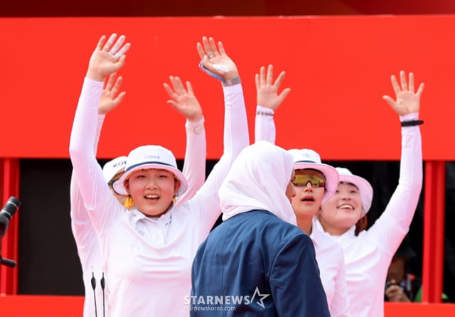 강연서(왼쪽, 성사중), 박정윤(창원시청), 박예린(한국체대)이 30일 일본 오카자키 주오 소고 공원에서 열린 2026 아이치·나고야 아시안게임 양궁 컴파운드 여자단체전 동메달 결정전에서 대만을 1점차로 따돌리며 동메달을 획득했다. 동메달이 확정되자 자축하는 세 선수.2026.09.29. /사진=강영조 cameratalks@