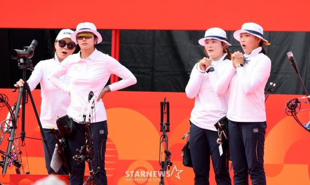 강연서(성사중), 박정윤(창원시청), 박예린(한국체대)이 30일 일본 오카자키 주오 소고 공원에서 열린 2026 아이치·나고야 아시안게임 양궁 컴파운드 여자단체전 동메달 결정전에서 대만을 1점차로 따돌리며 동메달을 획득했다. 동메달이 확정되자 자축하는 세 선수.2026.09.29. /사진=강영조 cameratalks@
