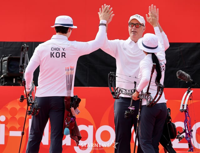 대한민국 박정윤-최용희가 30일 일본 오카자키 주오 소고 공원에서 열린 2026 아이치·나고야 아시안게임 양궁 컴파운드 혼합복식 중국과의 4강전에서 승리한 후 환호하는 응원단에 손을 흔들며 답하고 있다.  .2026.09.29. /사진=강영조 cameratalks@