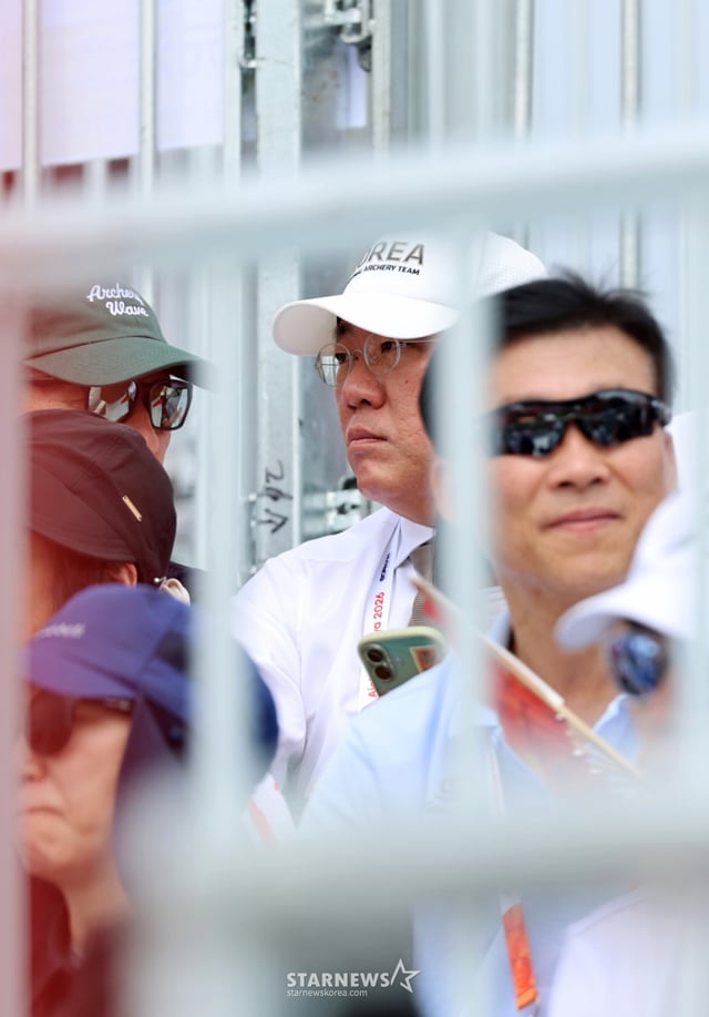 アーチェリー協会のチョン·ウィソン会長が30日、日本の岡崎中央そごう公園で開かれた2026愛知·名古屋アジア大会アーチェリーコンパウンド女子団体戦の試合を訪れ、台湾との銅メダル決定戦を見守っている。2026.09.29アーチェリー協会のチョン·ウィソン会長が30日、日本の岡崎中央そごう公園で開かれた2026愛知·名古屋アジア大会アーチェリーコンパウンド女子団体戦の試合を訪れ、台湾との銅メダル決定戦を見守っている。2026.09.29./写真=カン·ヨンジョ cameratalks@