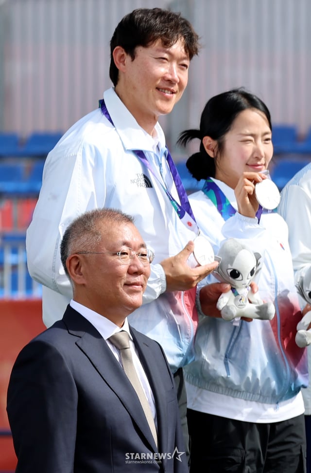 大韓民国のパク·ジョンユン-チェ·ヨンヒが30日、日本の岡崎中央そごう公園で開かれた2026愛知·名古屋アジア大会アーチェリーコンパウンド混合ダブルスインドとの決勝戦シュートオフで最後の矢が9点を記録し、惜しくも銀メダルにとどまった。 2026.09.29.最後のチェ·ヨンヒの点数が9と表示されると···残念なパク·ジョンユン、チョン·ウィソンアーチェリー協会会長が授賞後、選手たちと記念撮影をしている。 「私も残念!」/写真=カン·ヨンジョcameratalks@