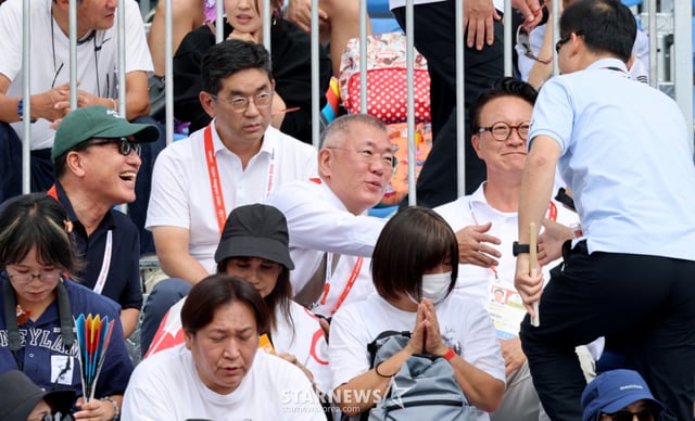 アーチェリー協会のチョン·ウィソン会長が30日、日本の岡崎中央そごう公園で開かれた2026愛知·名古屋アジア大会アーチェリーコンパウンド女子団体戦の試合を訪ねて応援をしていたところ、鎮川選手村のキム·テクス村長と握手を交わしている。2026.09.29.アーチェリー協会のチョン·ウィソン会長が30日、日本の岡崎中央そごう公園で開かれた2026愛知·名古屋アジア大会アーチェリーコンパウンド女子団体戦の試合を訪れ、応援をしていたところ、鎮川選手村のキム·テクス村長と握手を交わしている。2026.09.29./写真=カン·ヨンジョ cameratalks@