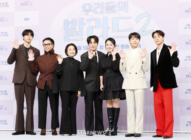 방송인 주우재, 가수 겸 작곡가 정재형, 방송인 박경림, 배우 차태현, 문근영, 가수 정승환, 로이킴이 30일 서울 양천구 목동 SBS에서 진행된 예능 '우리들의 발라드 2' 제작발표회에 참석해 포즈를 취하고 있다. /2026.09.30 /사진=김휘선 hwijpg@