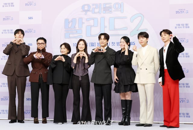 방송인 주우재, 가수 겸 작곡가 정재형, 방송인 박경림, 안정현 PD, 배우 차태현, 문근영, 가수 정승환, 로이킴이 30일 서울 양천구 목동 SBS에서 진행된 예능 '우리들의 발라드 2' 제작발표회에 참석해 포즈를 취하고 있다. /2026.09.30 /사진=김휘선 hwijpg@