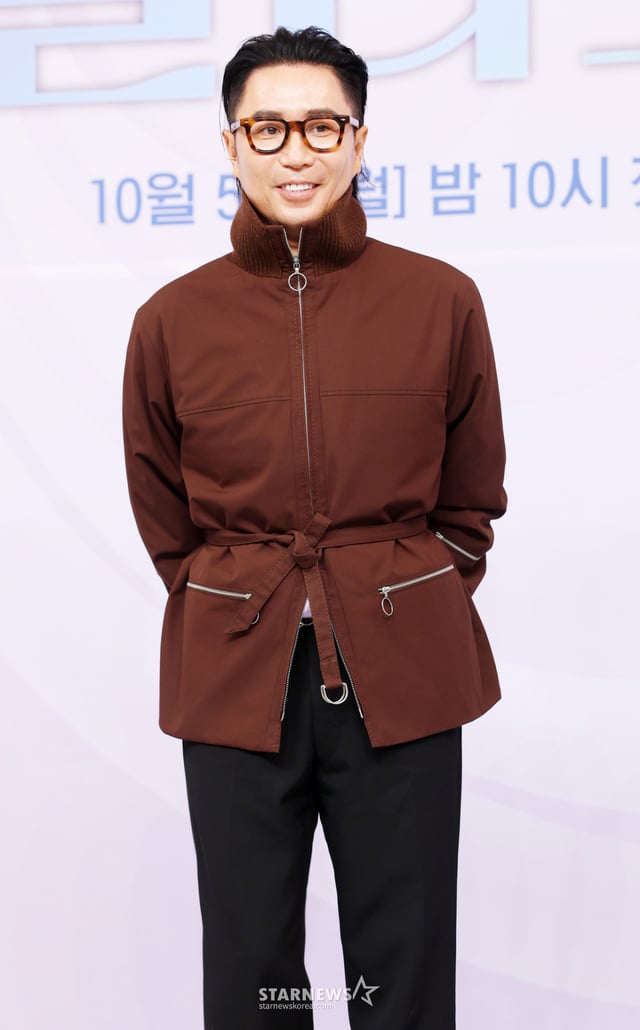 가수 겸 작곡가 정재형이 30일 서울 양천구 목동 SBS에서 진행된 예능 '우리들의 발라드 2' 제작발표회에 참석해 포즈를 취하고 있다. /2026.09.30 /사진=김휘선 hwijpg@