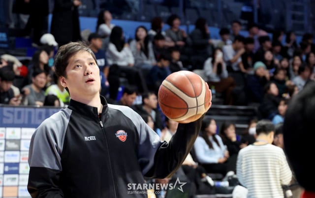 현역 은퇴를 선언한 울산모비스 함지훈이 지난 1월 27일 고양소노아레나에서 열린 2025-2026 LG전자 프로농구 고양소노와 울산모비스 경기를 앞두고 훈련에 열중하고 있다. 2026. 01.27. /사진=강영조 cameratalks@