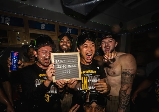 宋成文(ソン·ソンムン、右から2番目)がポストシーズン確定直後、パーティーをしている。 /写真=サンディエゴ·パドレス公式SNS