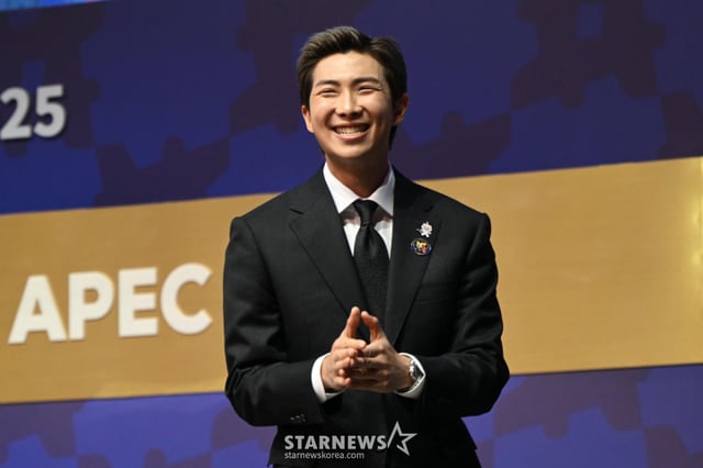 [Gyeongju=NEWSIS] Reporter Choo Sang-cheol = RM (Kim Nam-joon) of the group BTS applauds after delivering a speech on the theme of "Cultural Industry and K-Culture Soft Power in the APEC Region" at the Asia-Pacific Economic Cooperation (APEC) CEO Summit held on the 29th at the Gyeongju Arts Center in North Gyeongsang Province. (Joint reporting) October 29, 2025. photo@newsis.com /Photo=Ryu Hyeon-ju