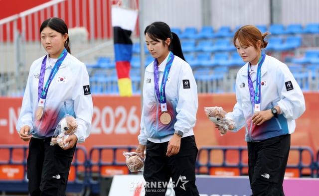 강연서(성사중), 박정윤(창원시청), 박예린(한국체대)이 30일 일본 오카자키 주오 소고 공원에서 열린 2026 아이치·나고야 아시안게임 양궁 컴파운드 여자단체전 동메달 결정전에서 대만을 1점차로 따돌리며 동메달을 획득했다. 시상식을 떠나며 응원단에 미소를 보내며 답례하는 세 선수.2026.09.29. 강연서(성사중), 박정윤(창원시청), 박예린(한국체대)이 30일 일본 오카자키 주오 소고 공원에서 열린 2026 아이치·나고야 아시안게임 양궁 컴파운드 여자단체전 동메달 결정전에서 대만을 1점차로 따돌리며 동메달을 획득했다. 대만의 마지막 화살이 과녁을 향하고 있다. 두선수가 두손을 모아 동메달을 기원하고 있다.2026.09.29. '1점차로 우리가 이겼구나!' /사진=강영조 cameratalks@
