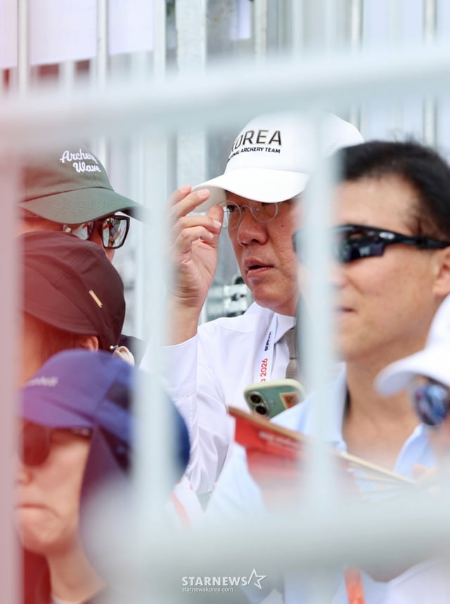 양궁협회 정의선 회장이 30일 일본 오카자키 주오 소고 공원에서 열린 2026 아이치·나고야 아시안게임 양궁 컴파운드 여자단체전 경기를 찾아 대만과의 동메달 결정전을 지켜보고 있다.2026.09.29. 양궁협회 정의선 회장이 30일 일본 오카자키 주오 소고 공원에서 열린 2026 아이치·나고야 아시안게임 양궁 컴파운드 여자단체전 경기를 찾아 대만과의 동메달 결정전을 지켜보고 있다.2026.09.29. /사진=강영조 cameratalks@