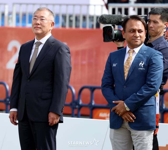 대한민국 박정윤-최용희가 30일 일본 오카자키 주오 소고 공원에서 열린 2026 아이치·나고야 아시안게임 양궁 컴파운드 혼합복식 인도와의 결승전 슛오프에서 마지막 화살이 9점을 기록하며 아쉽게 은메달에 머물렀다. 정의선 양궁협회회장이 두 선수에게 은메달을 걸어주고 있다. . 2026.09.29. /사진=강영조 cameratalks@