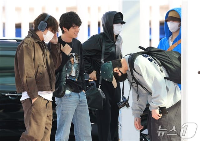 (인천공항=뉴스1) 권현진 기자 = 방탄소년단(BTS) 정국(오른쪽)이 해외일정을 위해 30일 인천국제공항을 통해 미국 애틀란타로 출국하며 자신의 얼굴이 프린팅 된 티셔츠를 입고 온 맏형 진(왼쪽 두번째)에게 90도 인사를 하고 있다. 2026.9.30/뉴스1