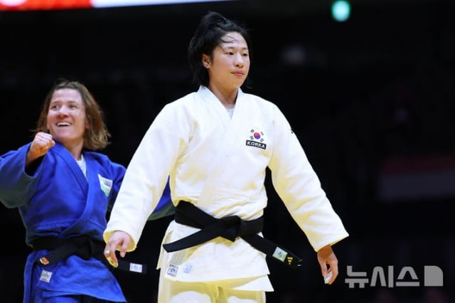 30일 오후 일본 아이치현 나고야시 아이치 인터네셔날 아레나에서 열린 2026 아이치·나고야 아시안게임 유도 여자 52kg급 결승, 한국 장세윤(가운데)이 우즈베키스탄 시타 카담보에바와 경기에서 패한 뒤 아쉬워하고 있다. /사진=뉴시스