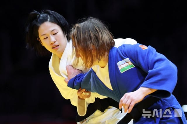 30일 오후 일본 아이치현 나고야시 아이치 인터네셔날 아레나에서 열린 2026 아이치·나고야 아시안게임 유도 여자 52kg급 결승에서 한국 장세윤(왼쪽)이 우즈베키스탄 시타 카담보에바와 경기를 펼치고 있다. /사진=뉴시스